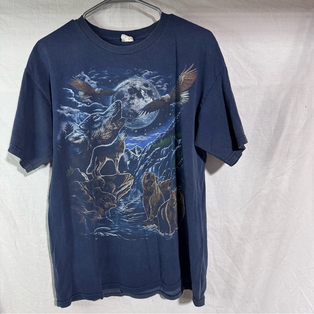 Wolf howling at the moon graphic tshirt Size Large